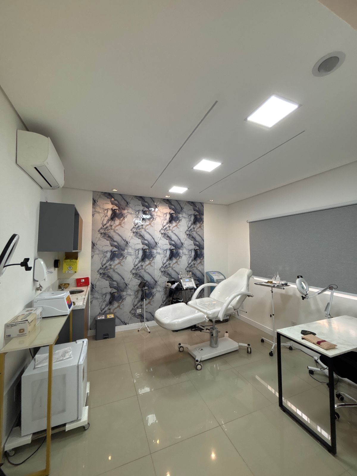 Sala preparada para cuidados de estética facial na Essenza